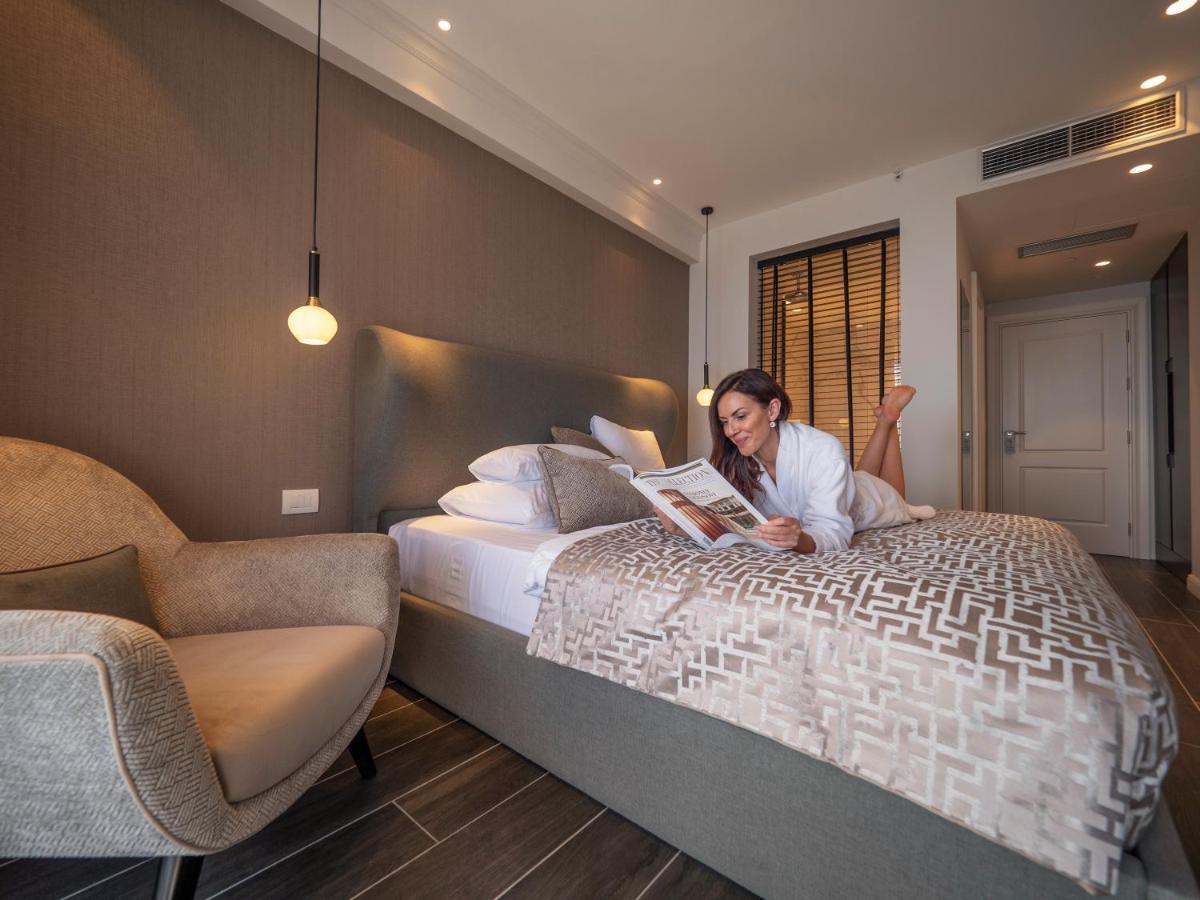Отель Vivid Blue Serenity 4*